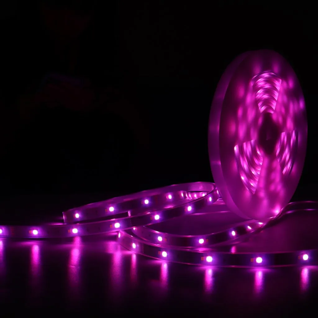 Smart vattentät LED-ljusremsa 5M RGBW från Lite Bulb Moments, perfekt för att skapa mångsidiga ljuseffekter hemma.