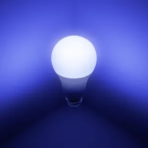 Lite Bulb Moments smart E27-lampa som lyser mot en blå-lila bakgrund, för app- och röststyrd belysning
