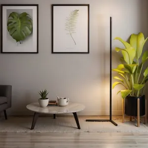Lite Bulb Moments smarta hörnlampa i ett vardagsrumshörn som sprider ett varmt stämningsljus