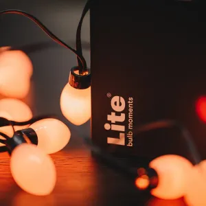 Lite Bulb Moments smart ljusslinga med lysande klotlampor och varumärkt förpackning för dekorativ stämning.