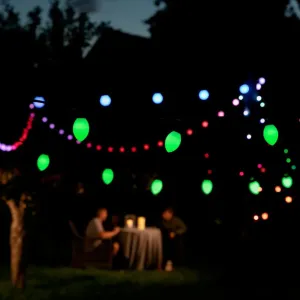 Lite Bulb Moments Smart Light Chain klot/kon utomhusljusslinga med färgglada klotlampor på natten
