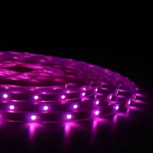 Lite Bulb Moments 5 m smart vattentät LED-list, hoprullad och lysande i rosa-lila mot en svart bakgrund