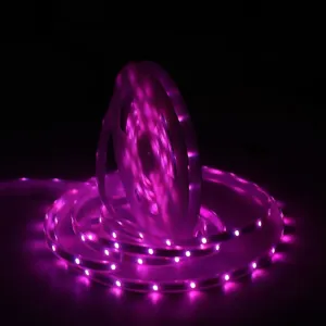 Lite Bulb Moments smart vattentät LED-list, ihoprullad och lysande i lila på en svart bakgrund