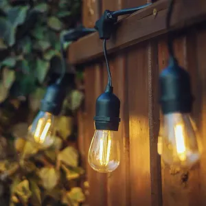 Lite Bulb Moments smart ljusslinga i vintage Edison-stil med klara lampor som lyser på ett utomhusstaket