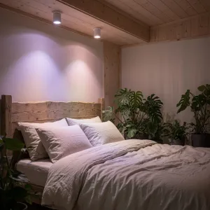 Lite Bulb Moments viedā GU10 LED spuldze, attēlota kā guļamistabas prožektori ar RGB violetu un silti baltu gaismu