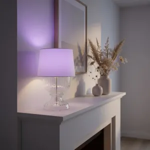 Lite Bulb Moments E14 smartpære i en bordlampe som kaster et mykt lilla stemningslys