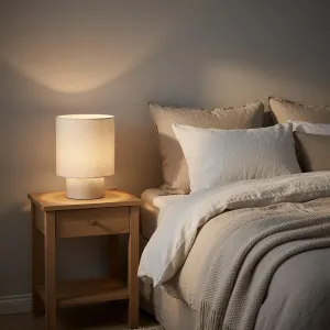 Lite Bulb Moments smarta E14-lampa som lyser i en sängbordslampa och skapar varmt stämningsljus