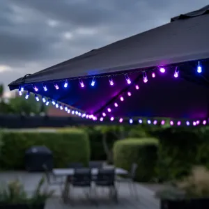 Lite Bulb Moments Smart Diode -valoketju hehkuu sinisenä ja violettina ulkokatoksen alla