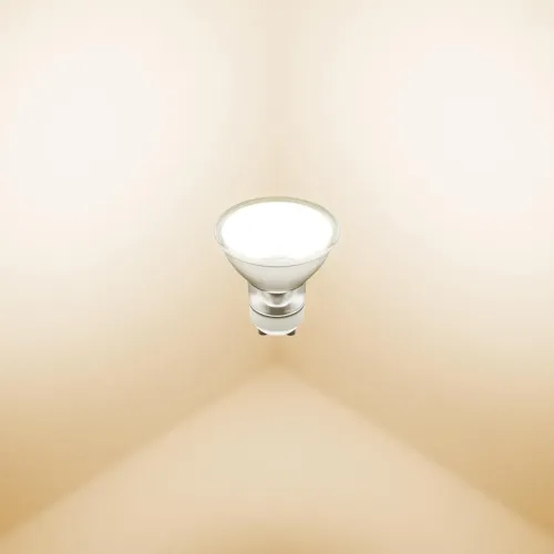 GU10 LED-lambi valgustatud, reflektorikujuline, nähtava kahepoldilise sokliga, keskeltläbi beežil taustal ja selgelt valgustades seina nurgad.