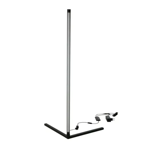 Plonas kampinis šviestuvas su L formos juodu pagrindu ir pilkos spalvos vertikalia šviesos juosta, parodytas su išoriniu maitinimo adapteriu, kabeliu ir tarpine dėžute.