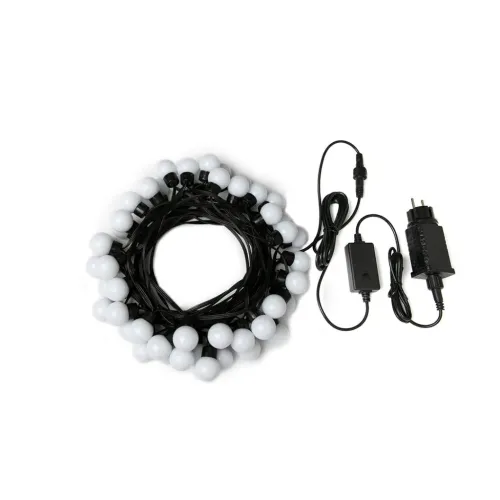 Lyskæde med små hvide pærer på sort kabel, oprullet, med in-line kontrolmodul, skruestik og sort EU-netadapter.