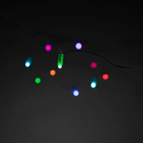 Lite Bulb Moments nutikas valguskett mitmevärviliste LED-idega; lähivaade rohelisele kapslile fookuses tumedal taustal koos bokehiga.