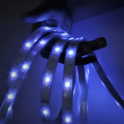 Lite Bulb Moments smart, vanntett LED-list 5 m RGBW, viklet rundt en hånd og lyser blåhvitt.