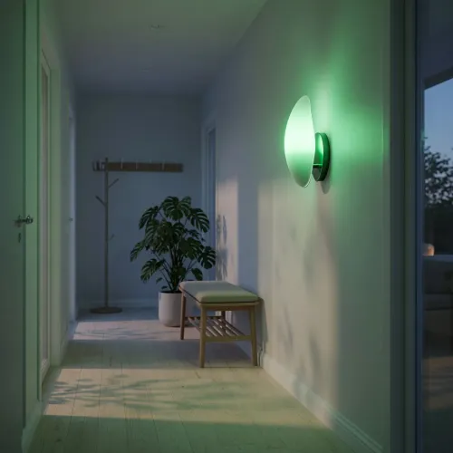 Lite Bulb Moments smart E14-pære, der lyser en grøn væglampe i en gang