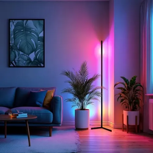 Išmanusis kampinis šviestuvas, siauras juodas strypas su kryžminiu pagrindu, stovi kampe ir meta mėlynai rausvą šviesą ant sienos šalia dviejų kambaryje esančių vazoninių augalų.