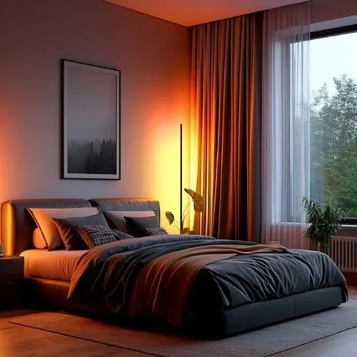 Hörnlampa i slank profil i sovrummets hörn intill gardiner och bredvid säng, avger orange ljusgradient på vägg och draperi.